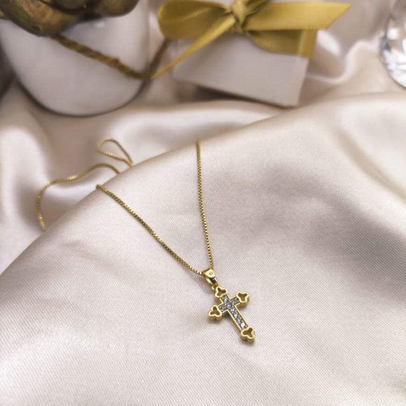 COLAR COM CRUZ CRAVEJADO EM MICRO ZIRCONIA E VAZADA NAS PONTAS
