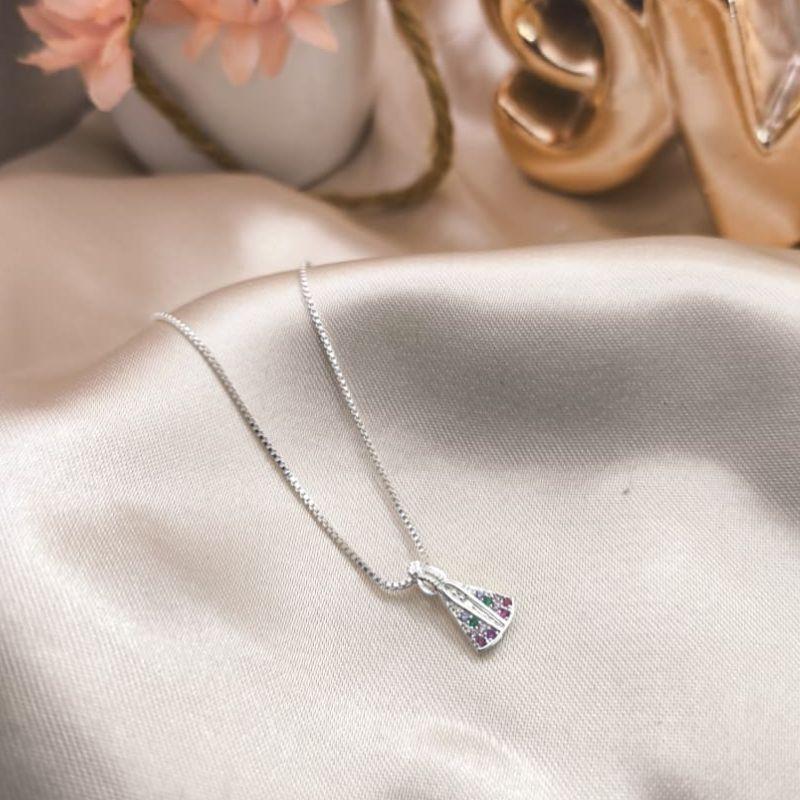 COLAR COM NOSSA SENHORA APARECIDA PEQUENA CRAVEJADO EM MICRO ZIRCONIA  COLORIDAS