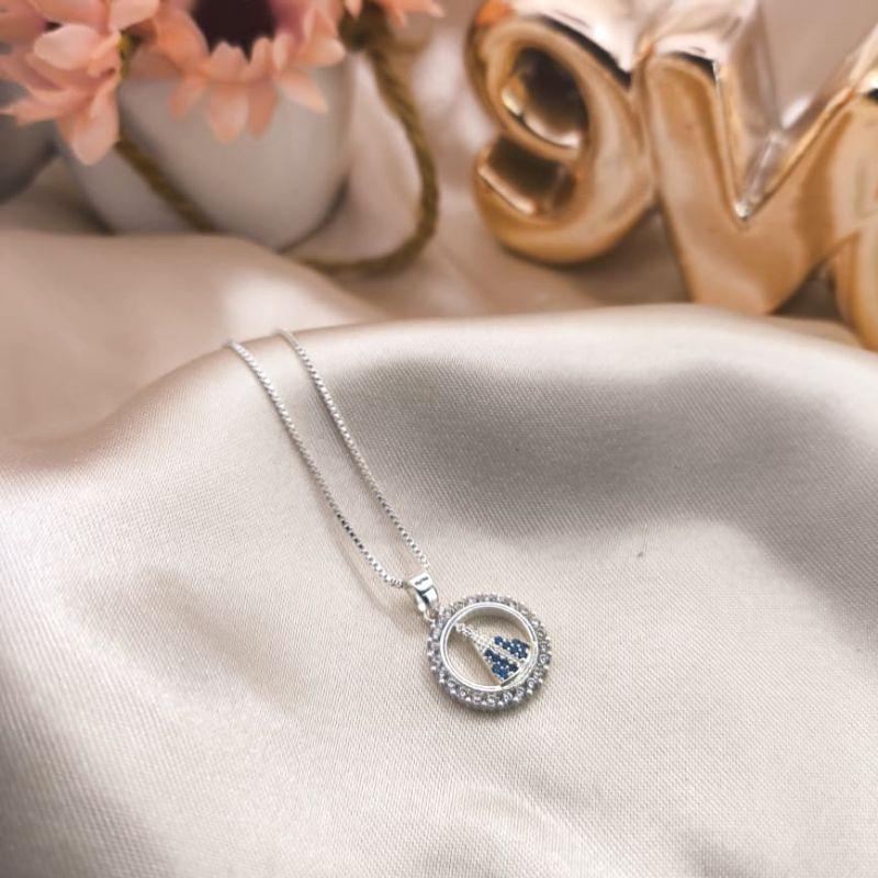 COLAR COM NOSSA SENHORA APARECIDA REDONDO CRAVEJADO EM MICRO ZIRCONIA  COLORIDAS E PEDRAS DE ZIROCNIA AZUL