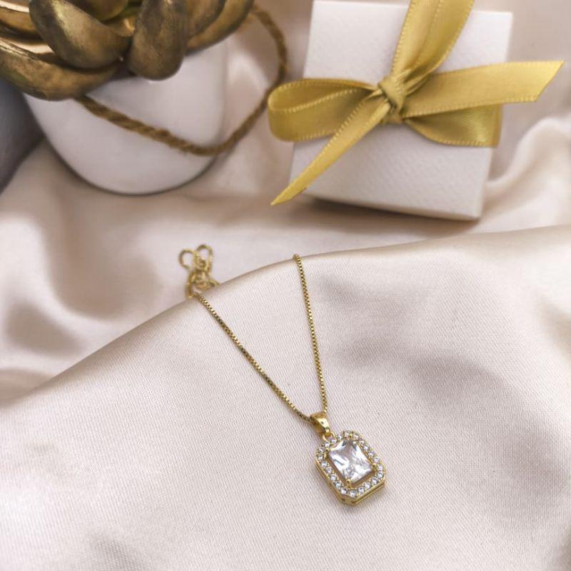 COLAR  COM PINGENTE QUADRADO CRAVEJADO EM MICRO ZIRCONIA  NAS BORDAS E PEDRA CENTRAL RETANGULAR