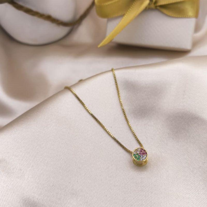 COLAR COM PINGENTE REDONDO PEQUENO CRAVEJADO EM MICRO ZIRCONIA COLORIDAS