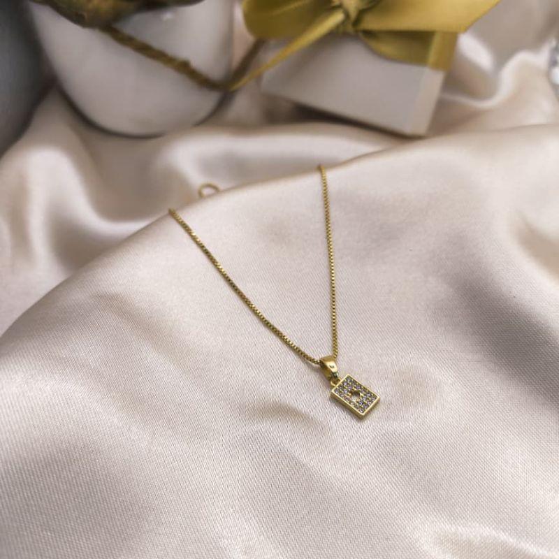 COLAR COM PINGENTE RETANGULAR MINI CRAVEJADO EM MICRO ZIRCONIA E CORAÇÃO VAZADO NO MEIO