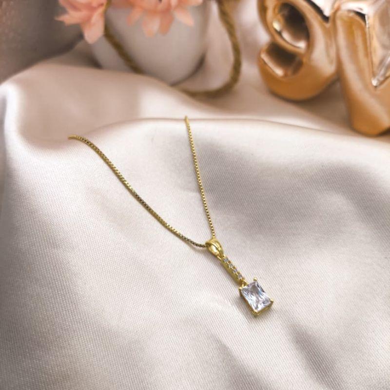 COLAR COPM PINGENTE BASTÃO CRAVEJADO EM MICRO ZIRCONIA  SEGURANDO UM PEDRA DE ZIRCONIA RETANGULAR