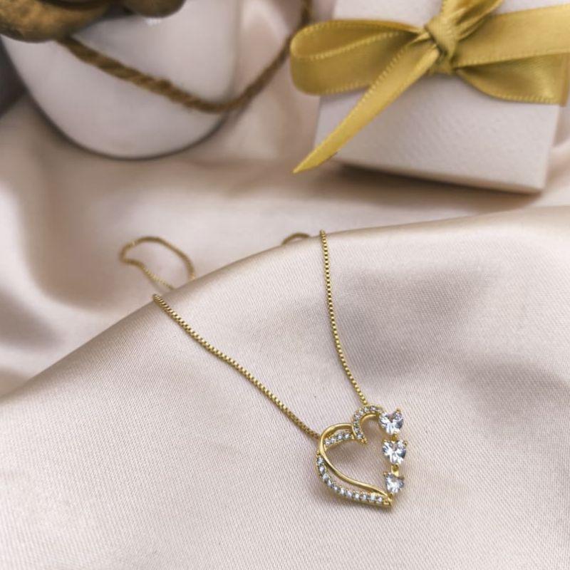 COLAR CORAÇÃO ENTRELAÇADOS LISO E CRAVEJADO EM MICRO ZIRCONIA E 3 PEDRAS DE ZIRCONIA EM FORMA DE CORAÇÃO
