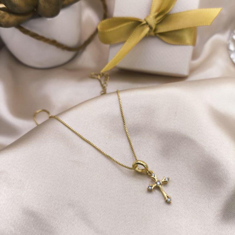 COLAR CRUZ PEQUENA COM 5 PEDRAS DE ZIRCONIAS