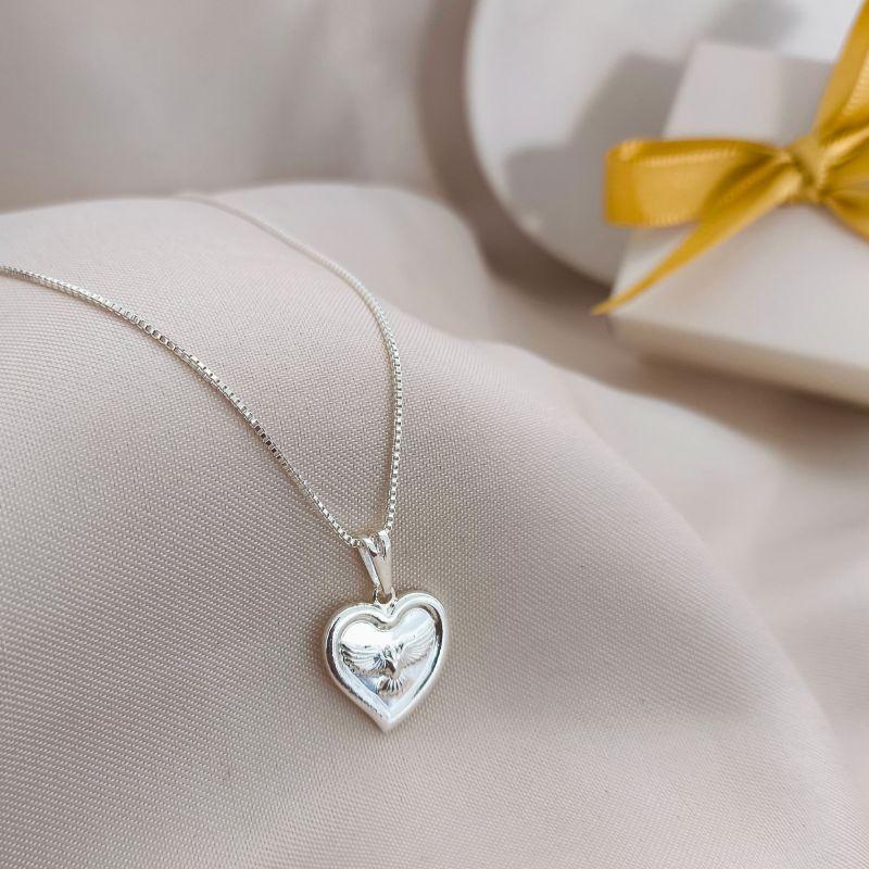 COLAR DE CORAÇÃO COM ESPIRITO SANTO NO MEIO