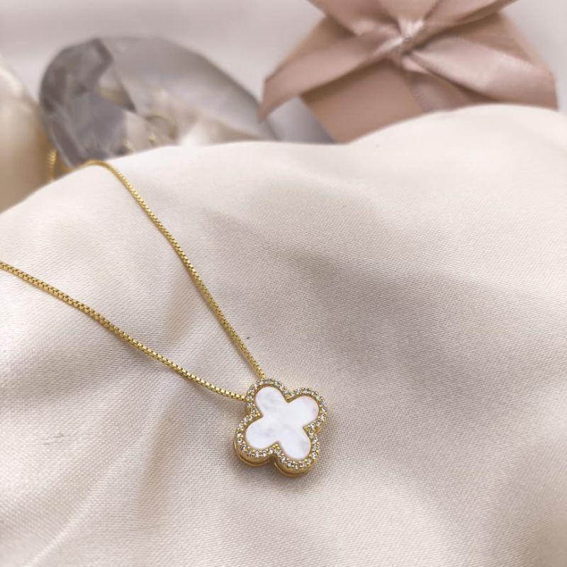 COLAR DE FLOR ACRILICO BRANCO CRAVEJADA EM MICRO ZIRCONIA AO REDOR