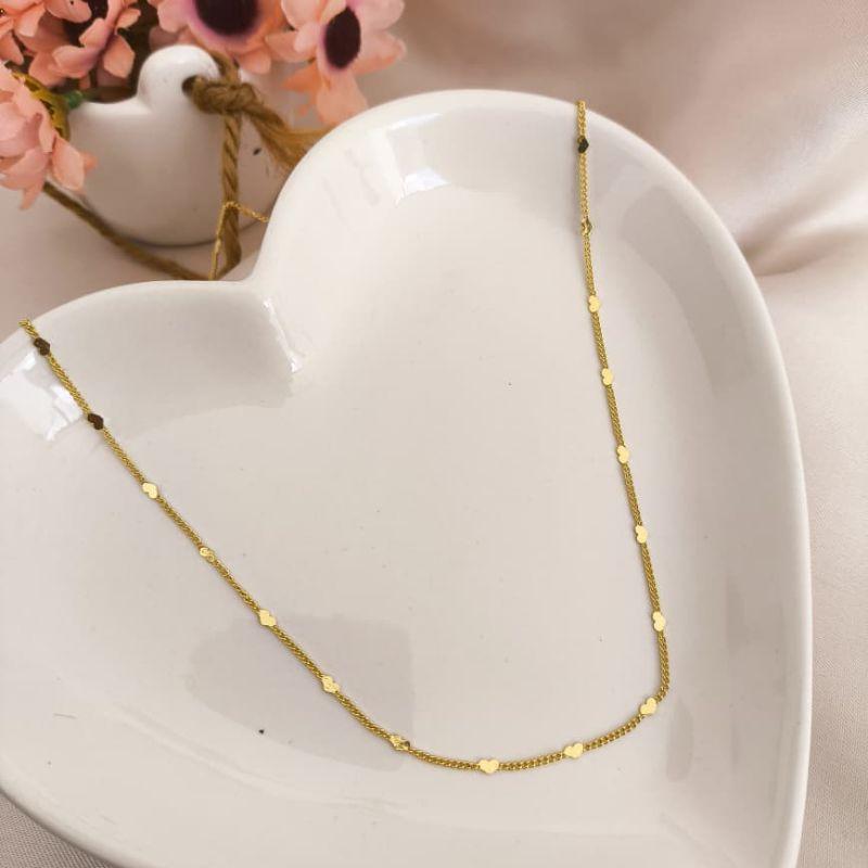 COLAR EM ELO GROUMET COM PLASCAS DE CORAÇÕES ENTERCALADOS CHATADOS