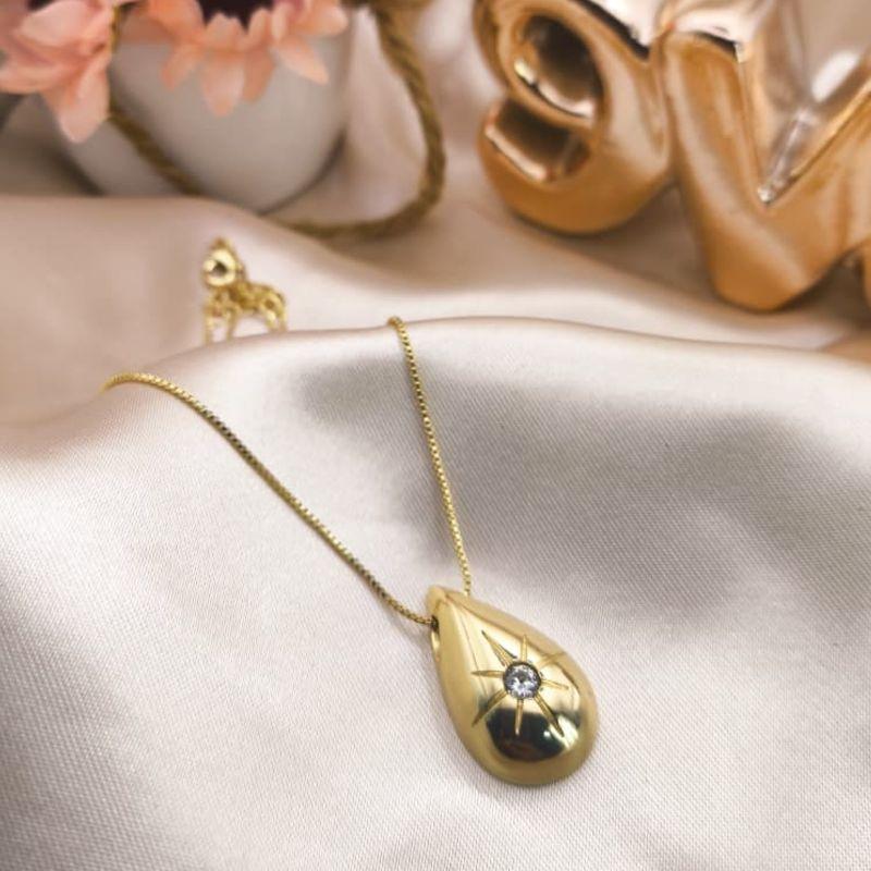 COLAR LONGO COM PINGENTE DE GOTA GRANDE E UMA PEDRA DE ZIROCNIA NO MEIO