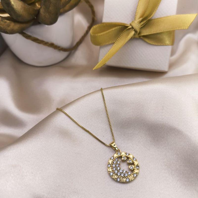 COLAR REDONDO VAZADO COM PEDRAS DE ZIRCONIA SEPARADAS JUNTAS E 3 CORAÇÕES