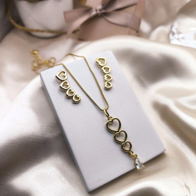 CONJUNTO BRINCO EARCUFF E PINGENTE COM 3 CORAÇÕES VAZADOS PEDRA DE ZIRCONIA EM FORMA DE GOTA