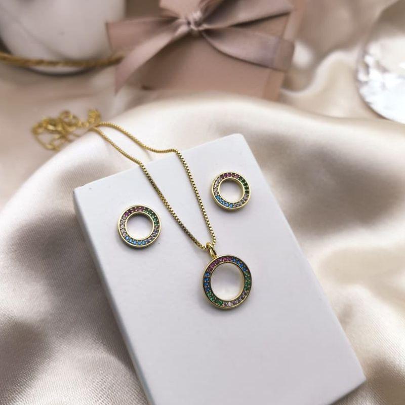 CONJUNTO CIRCULO REDONDO CRAVEJADO EM MICRO ZIRCONIA COLORIDAS