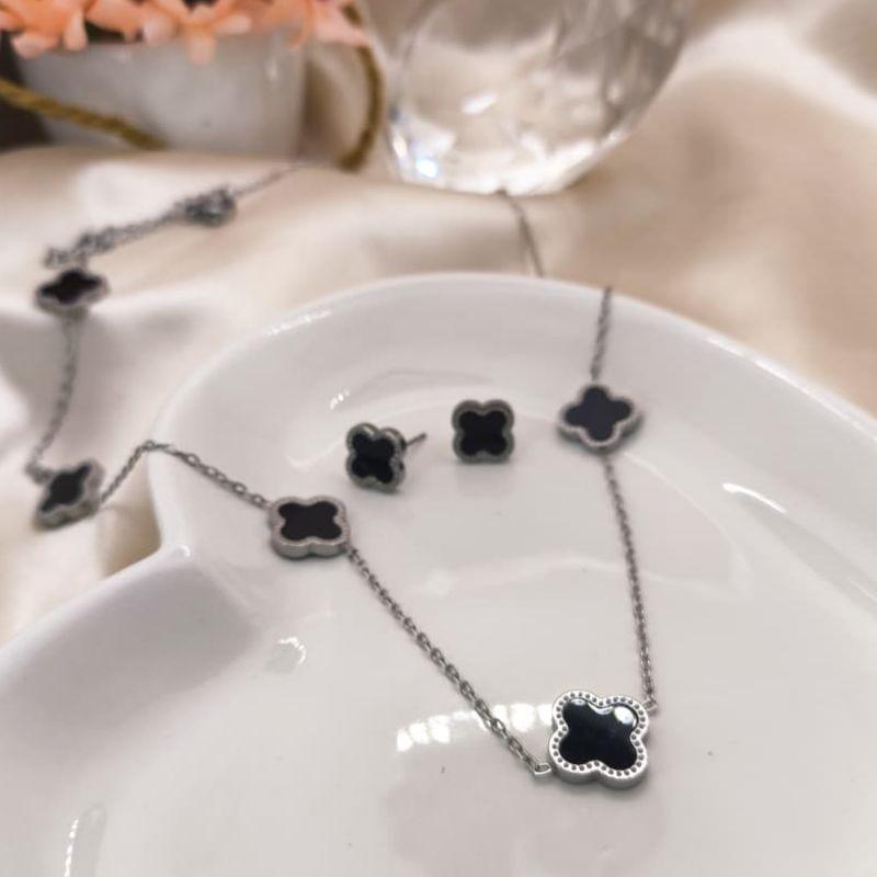 CONJUNTO COM TREVO PRETO COM BORDAS PERFURADAS