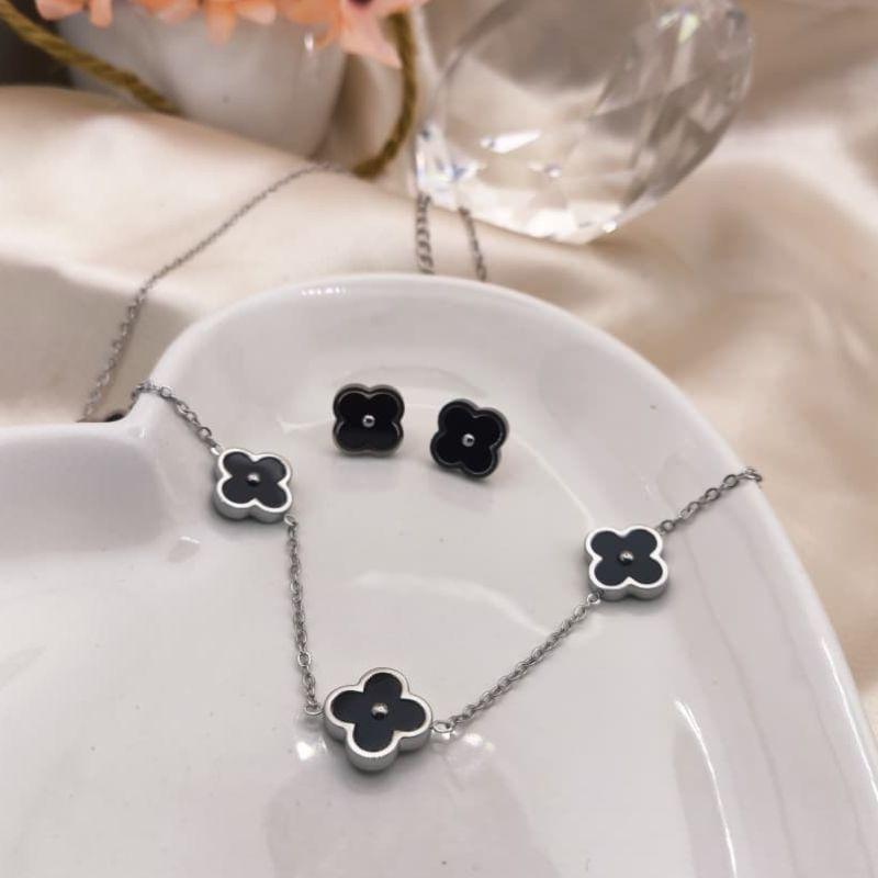 CONJUNTO COM TREVO PRETO COM PONTO DE AÇO NO MEIO