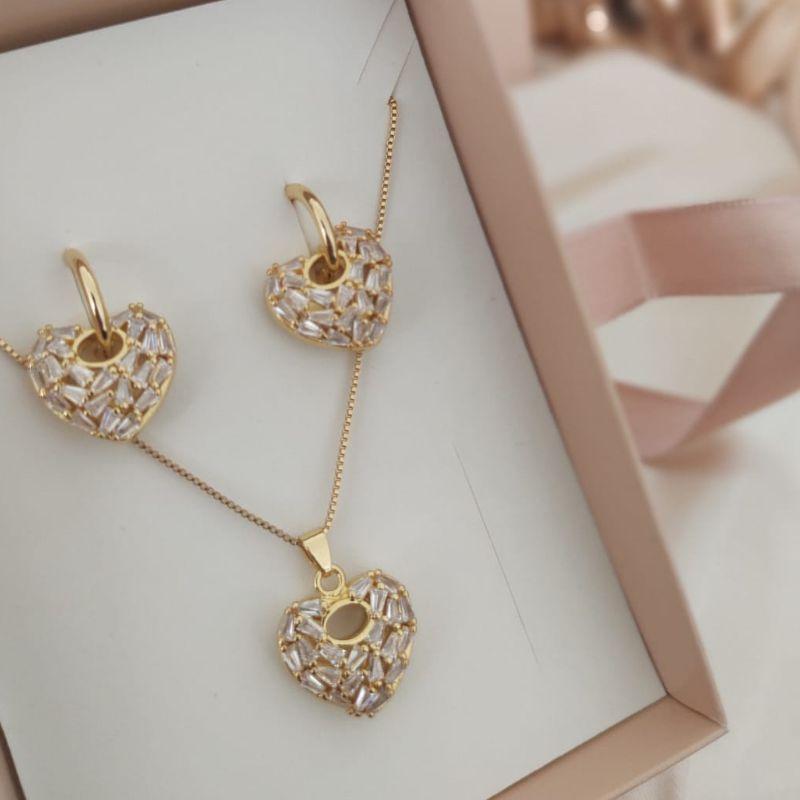 CONJUNTO CORAÇÃO COM PEDRAS DE ZIRCONIA TRIANGULAR