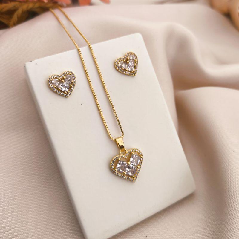 CONJUNTO CORAÇÃO  CRAVEJADO EM MICRO ZIRCONIA E 3 PEDRAS QUADRADAS NO MEIO