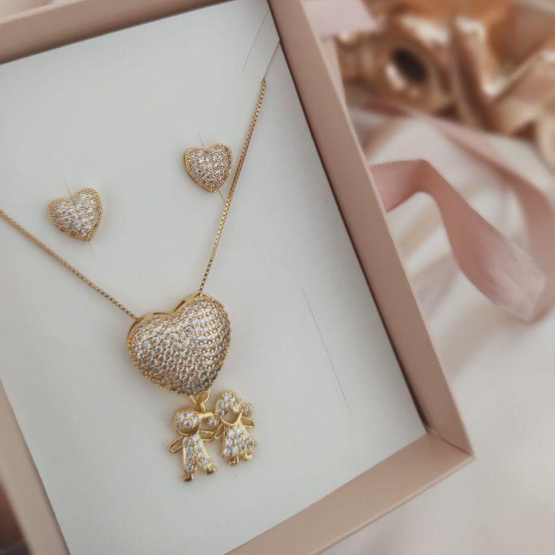 CONJUNTO CORAÇÃO E CASAL DE FILHOS CRAVEJADO EM MICRO ZIRCONIA