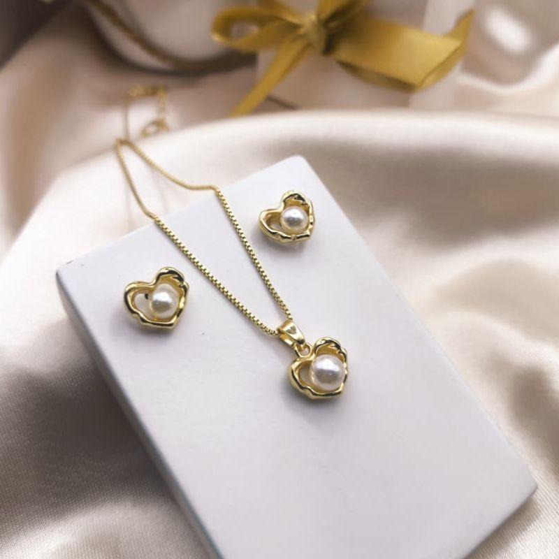 CONJUNTO CORAÇÃO VAZADO COM PEROLA NO MEIO