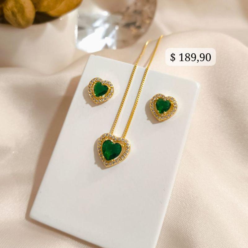 CONJUNTO DE CORAÇÃO COM PEDRA VERDE E CRAVEJADO EM MICRO ZIRCONIAS AO REDOR