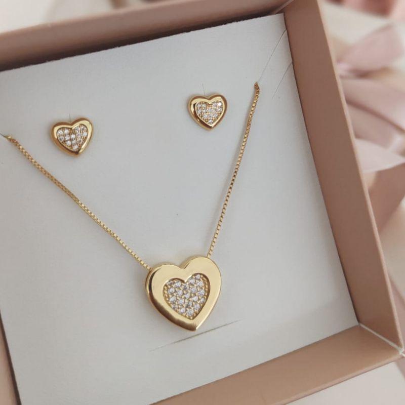 CONJUNTO DE CORAÇÃO CRAVEJADO EM MICRO ZIRCONIA COM BORDA DOURADA