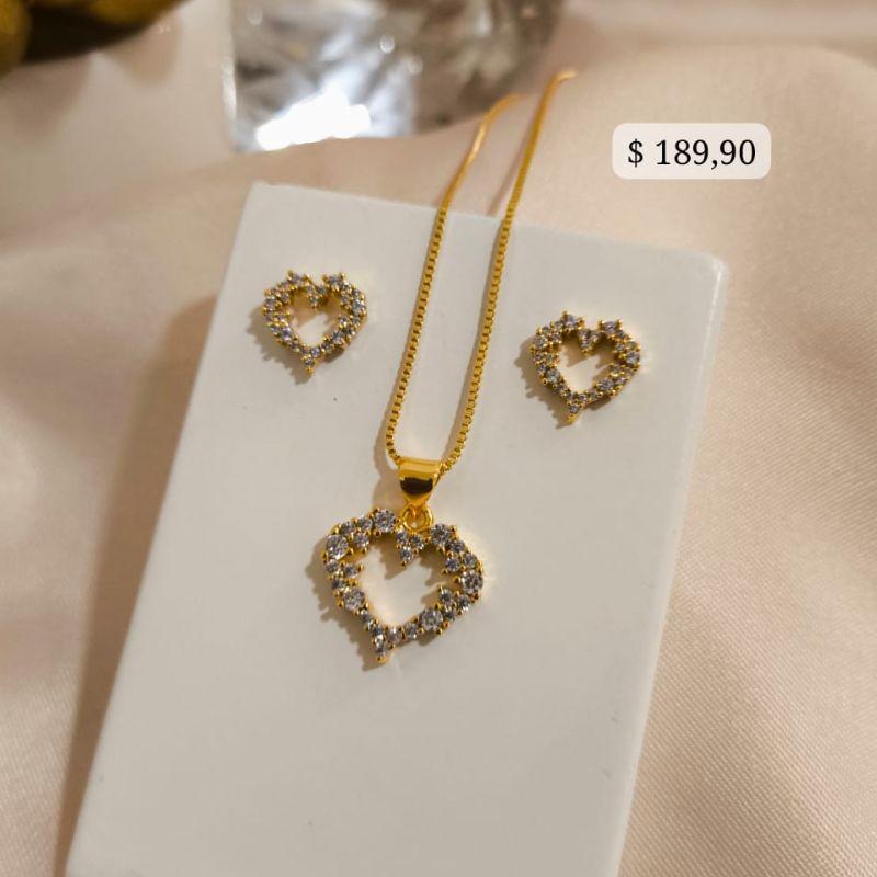 CONJUNTO DE CORAÇÃO VAZADO CRAVEJADO EM MICRO ZIRCONIA AO REDOR