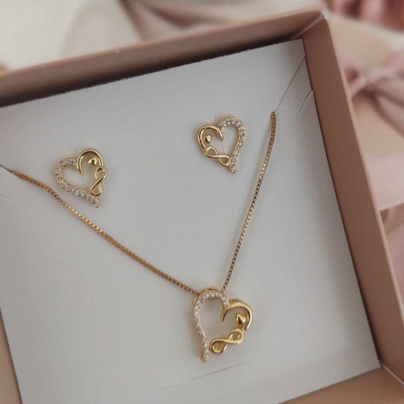 CONJUNTO DE CORAÇÃO VAZADO CRAVEJADO EM MICRO ZIRCONIA E INFINITO