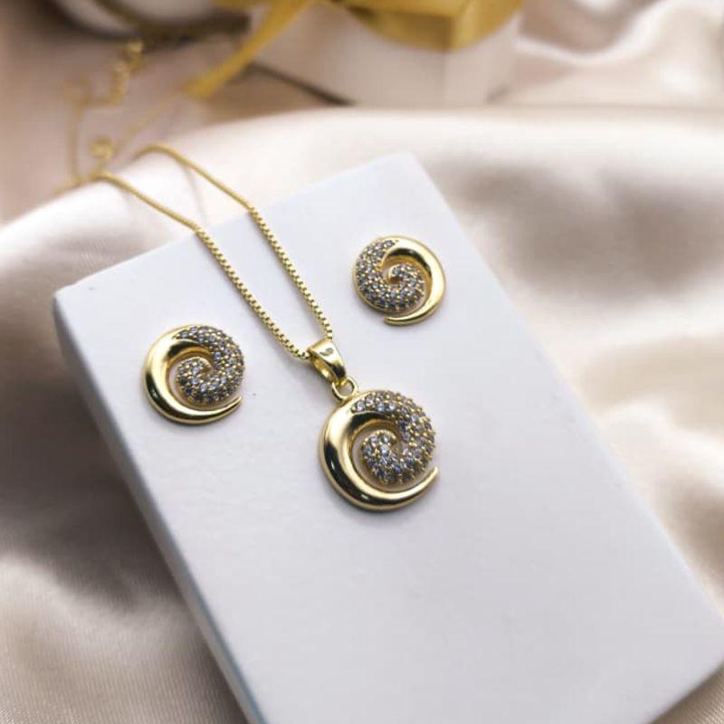 CONJUNTO EM FORMA DE CARACOL LISO E CRAVEJADO EM MICRO ZIRCONIA