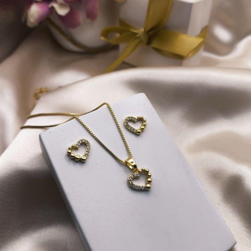 CONJUNTO INFANTIL CORAÇÃO METADE MINI ESFERAS E METADE CRAVEJADO EM MICRO ZIRCONIA