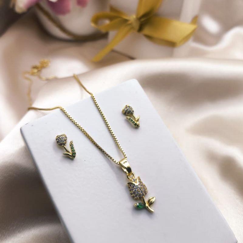 CONJUNTO INFANTIL FLOR CRAVEJADO EM MICRO ZIRCONIA E PEDRA VERDE