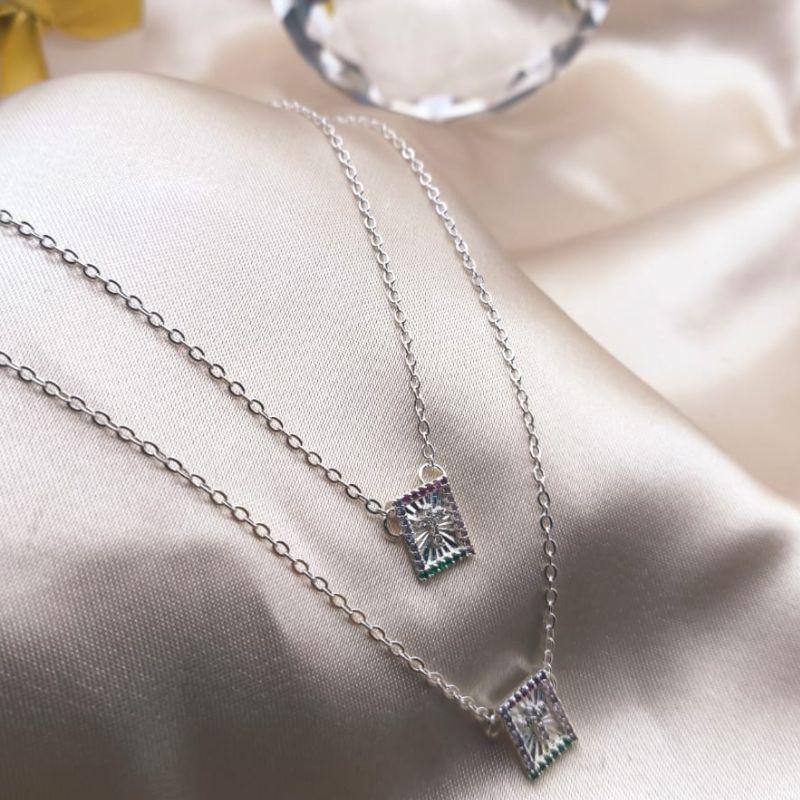 ESCAPULARIO COM CUZ NO MEIO CRAVEJADO EM MICRO ZIRCONIA COLORIDA AO REDOR