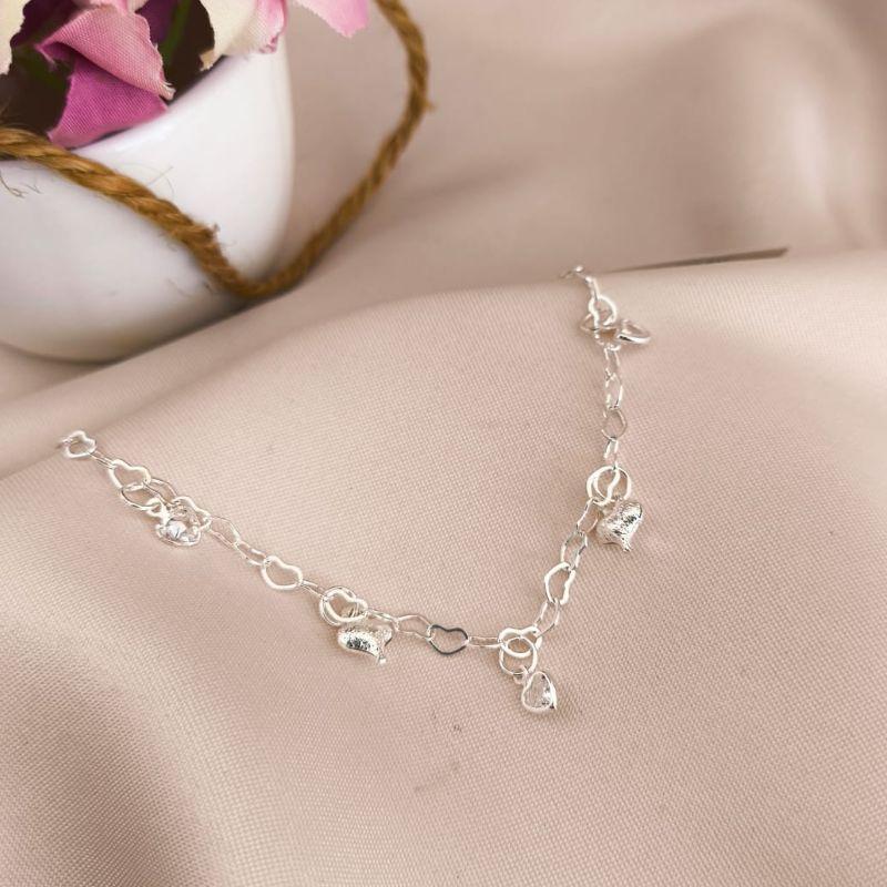 PULSEIRA DE CORAÇÕES ENTRELAÇADOS E CORAÇÕES PENDURADOS FOSCOS E COM PEDRA DE ZIRCONIA