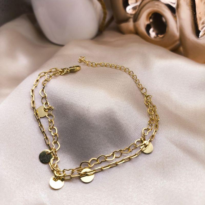 PULSEIRA DUPLA CARTIER E CORAÇÕES ENTRELAÇADOS COM PLACAS REDONDAS CHATADAS