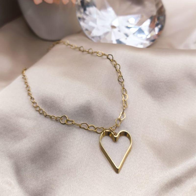 PULSEIRA EM CORAÇÕES ENTRELAÇADOS E CORAÇÃO NO MEIO EM 3D GRANDE