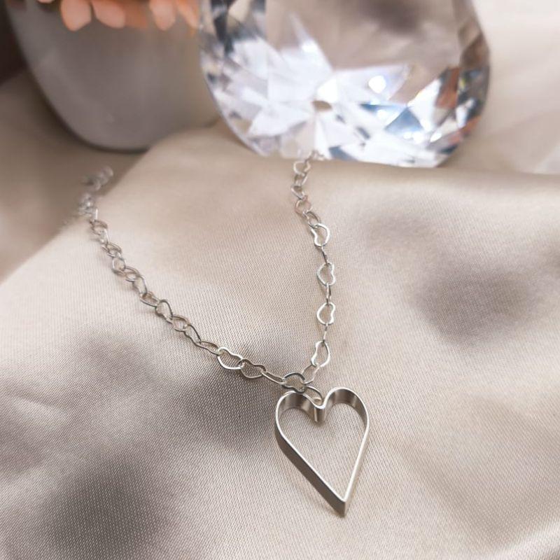 PULSEIRA EM CORAÇÕES ENTRELAÇADOS E CORAÇÃO NO MEIO EM 3D GRANDE