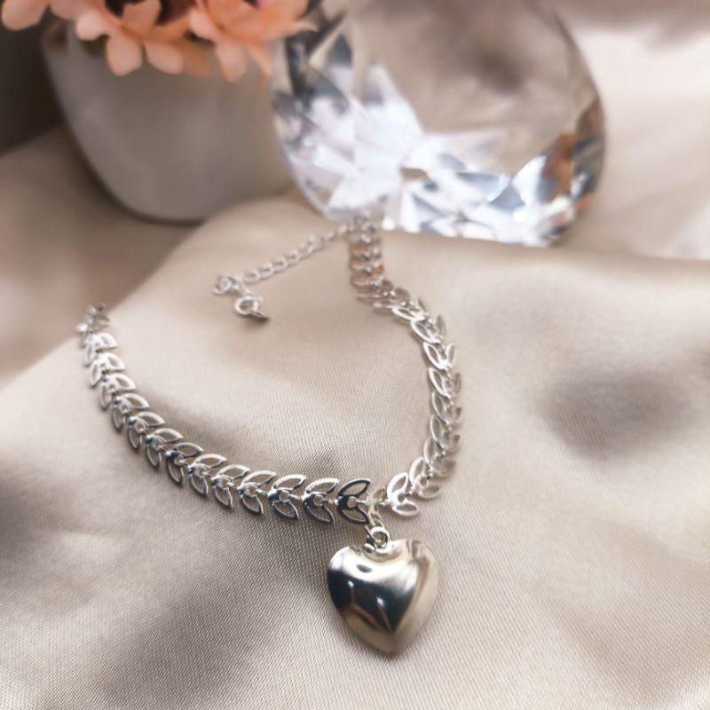 PULSEIRA FOLHAGEM VAZADA COM CORAÇÃO PENDURADO BOLEADO