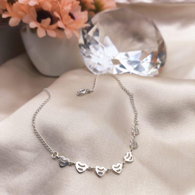 TORNOZELEIRA ELO GROUMET COM CORAÇÕES VAZADOS