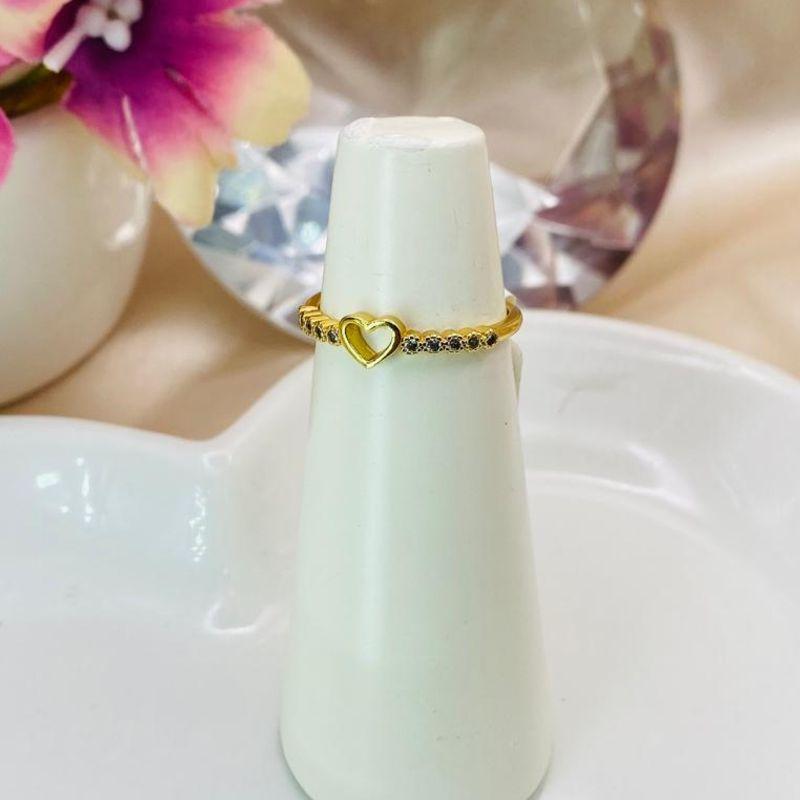 ANEL COM CORAÇÃO LISO VAZADO NO MEIO E CRAVEJADO EM MICROS ZIRCONIAS