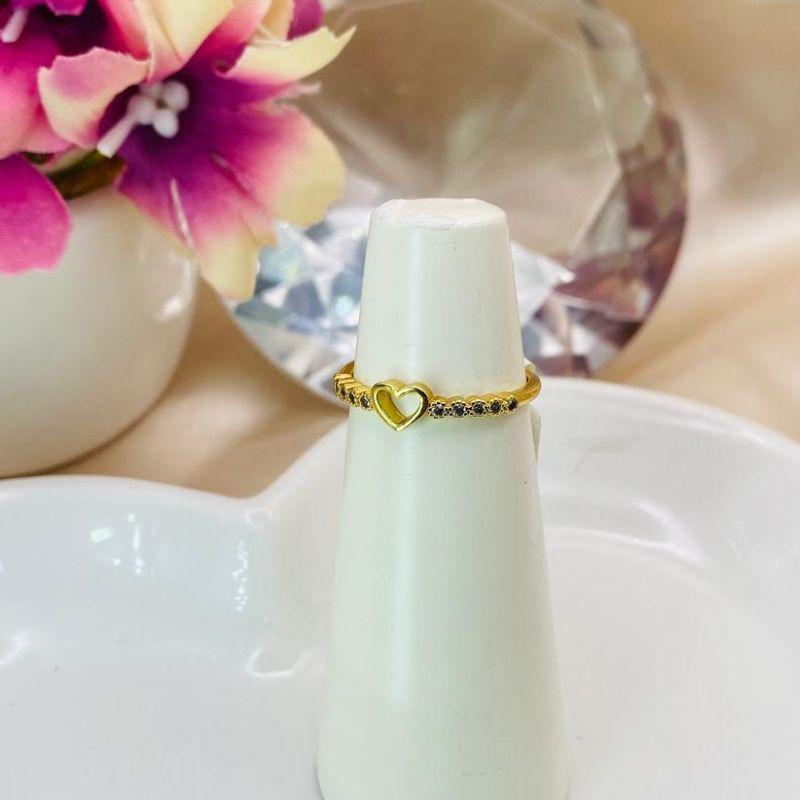 ANEL COM CORAÇÃO LISO VAZADO NO MEIO E CRAVEJADO EM MICROS ZIRCONIAS