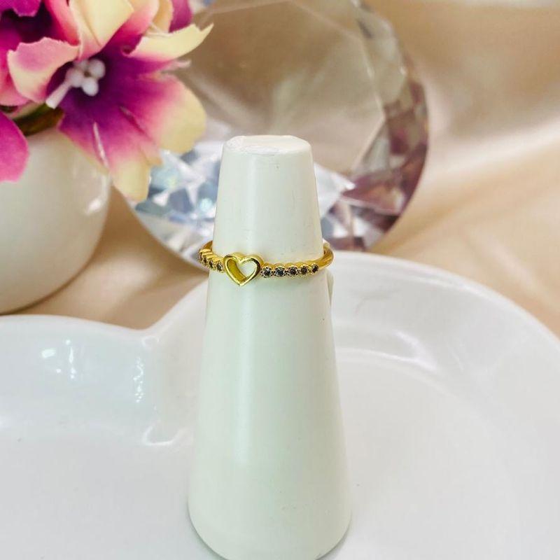 ANEL COM CORAÇÃO LISO VAZADO NO MEIO E CRAVEJADO EM MICROS ZIRCONIAS