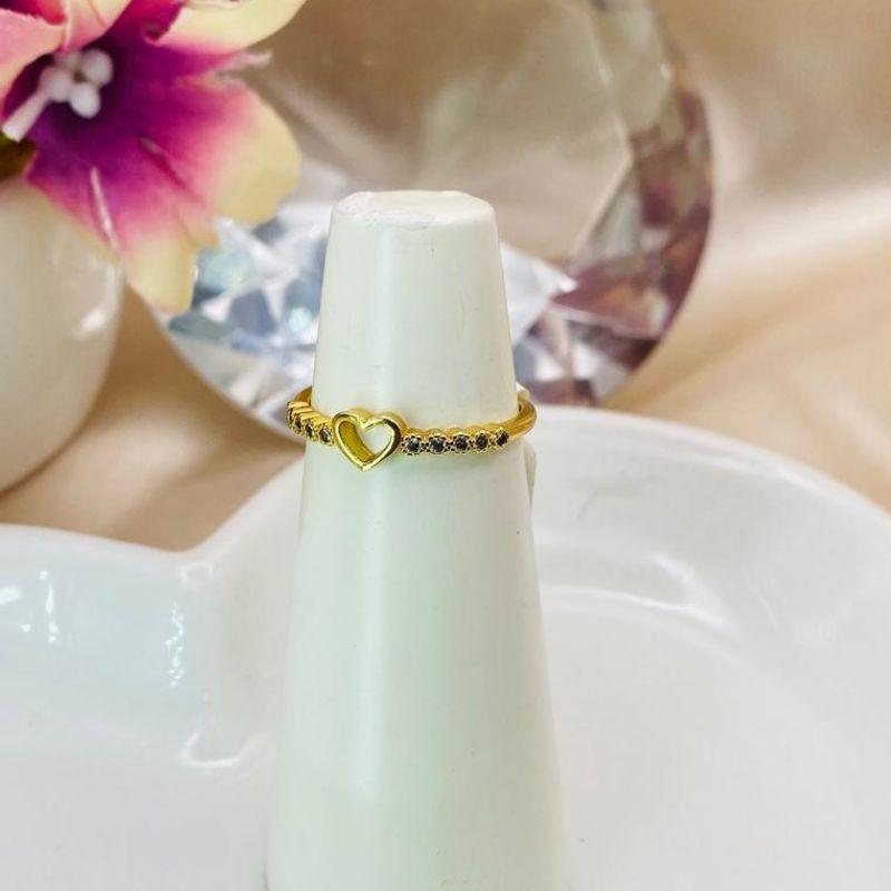 ANEL COM CORAÇÃO LISO VAZADO NO MEIO E CRAVEJADO EM MICROS ZIRCONIAS