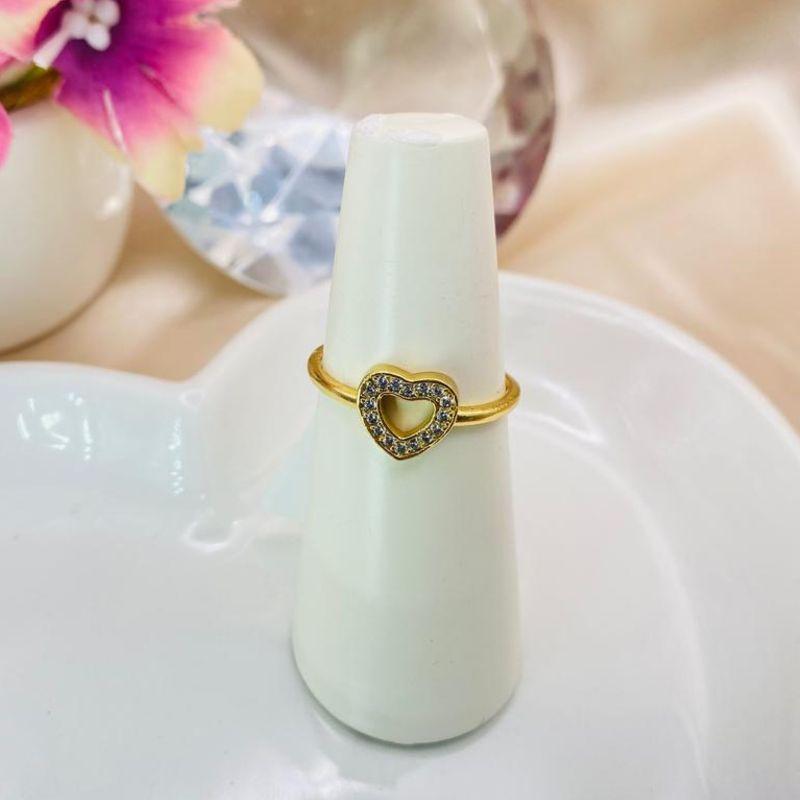 ANEL COM CORAÇÃO VAZADO CRAVEJADO EM MICRO ZIRCONIA AO REDOR