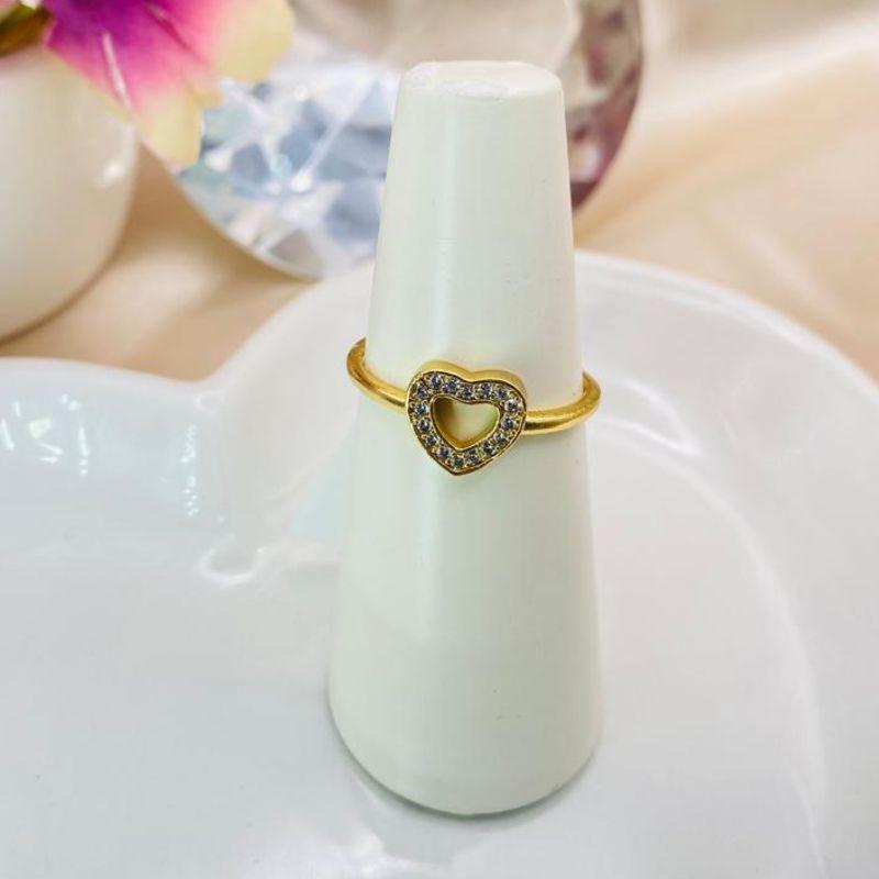 ANEL COM CORAÇÃO VAZADO CRAVEJADO EM MICRO ZIRCONIA AO REDOR