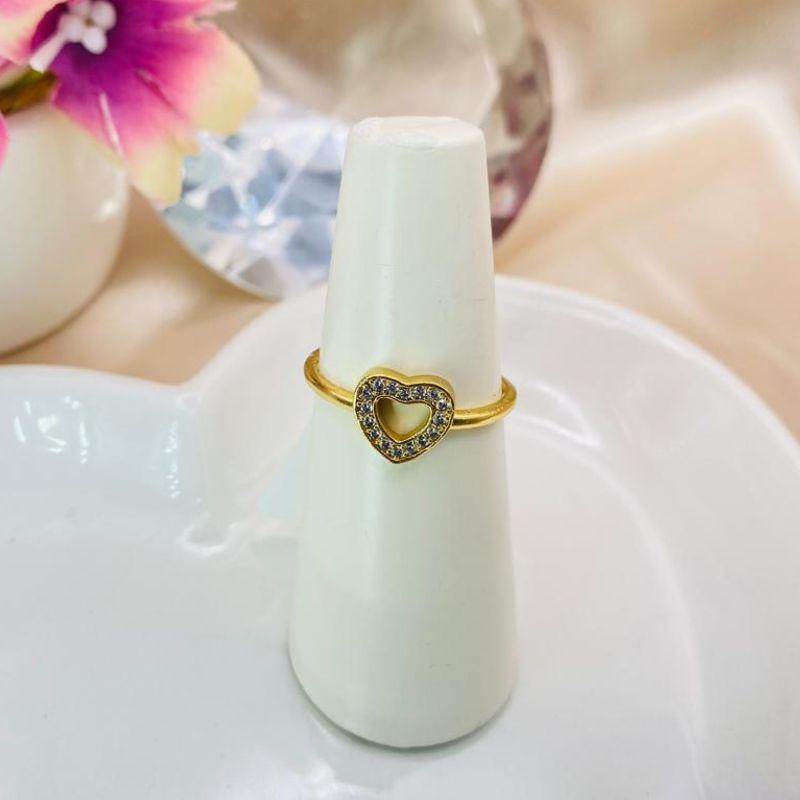 ANEL COM CORAÇÃO VAZADO CRAVEJADO EM MICRO ZIRCONIA AO REDOR