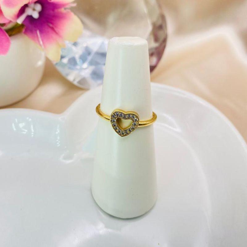 ANEL COM CORAÇÃO VAZADO CRAVEJADO EM MICRO ZIRCONIA AO REDOR