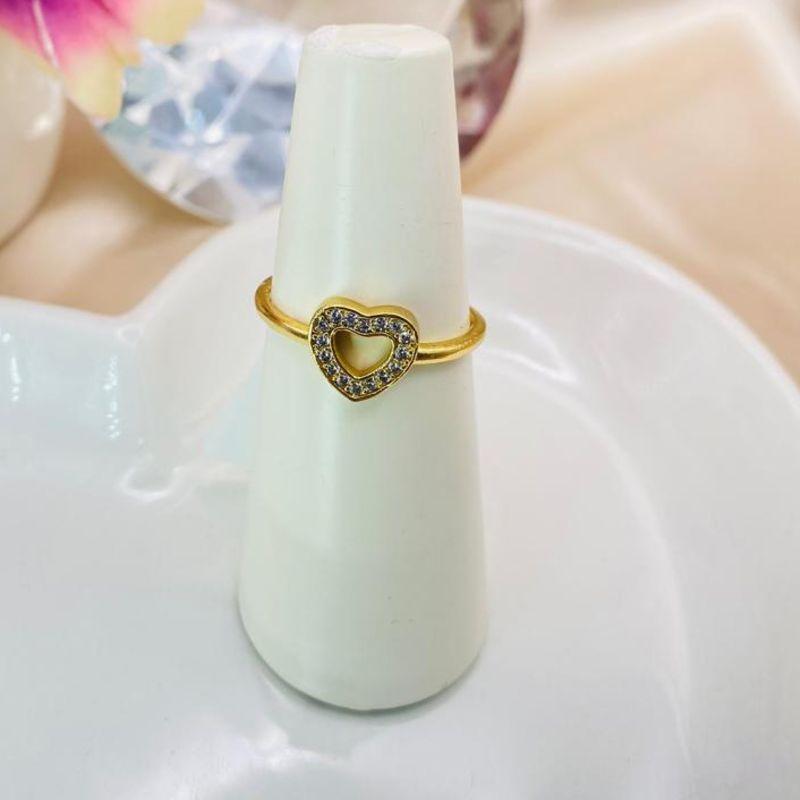 ANEL COM CORAÇÃO VAZADO CRAVEJADO EM MICRO ZIRCONIA AO REDOR