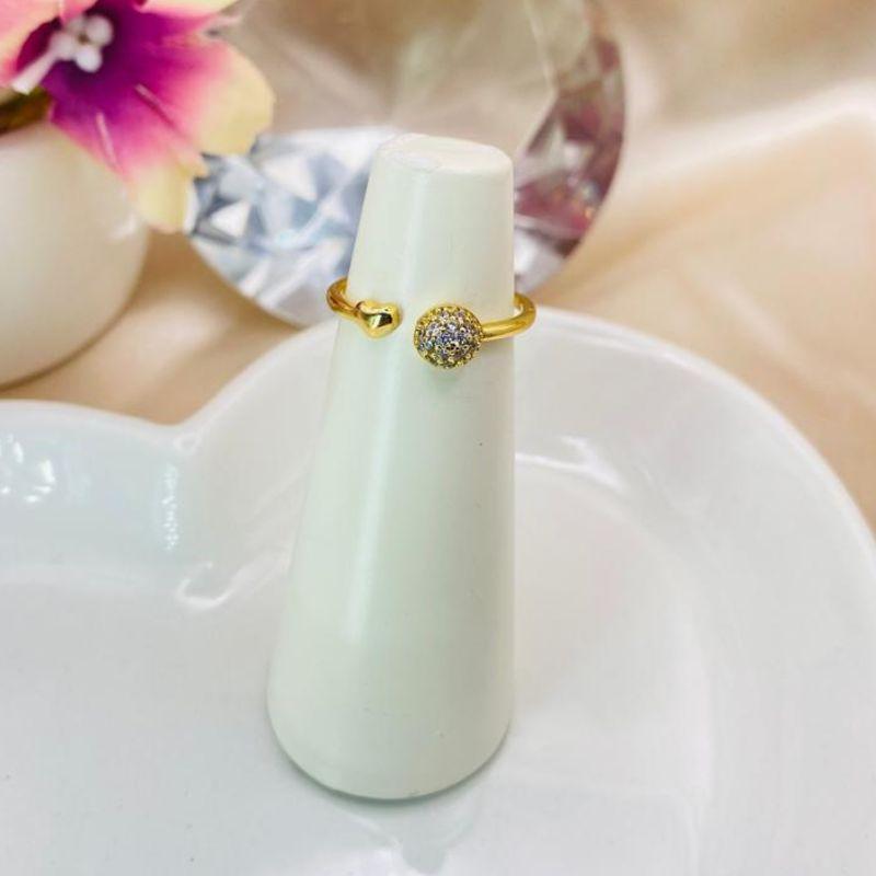 ANEL REGULAVEL COM BOLA CRAVEJADA EM MICRO ZIRCONIA E CORAÇÃO LISO