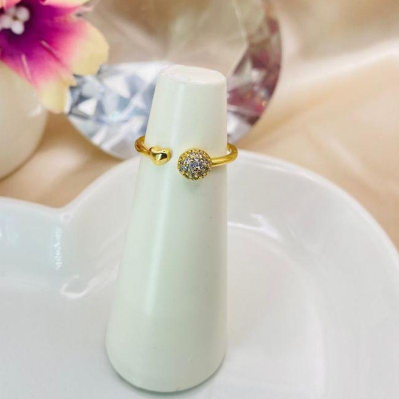 ANEL REGULAVEL COM BOLA CRAVEJADA EM MICRO ZIRCONIA E CORAÇÃO LISO