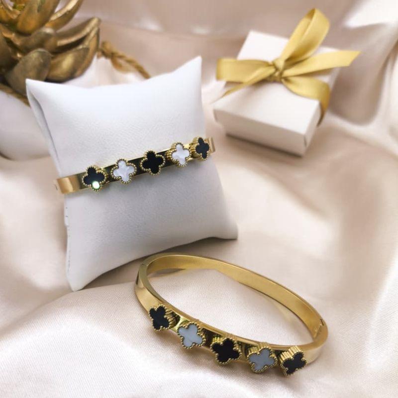 BRACELETE COM 3 TREVO PRETO E 2 TREVO BRANCO INTERCALANDO