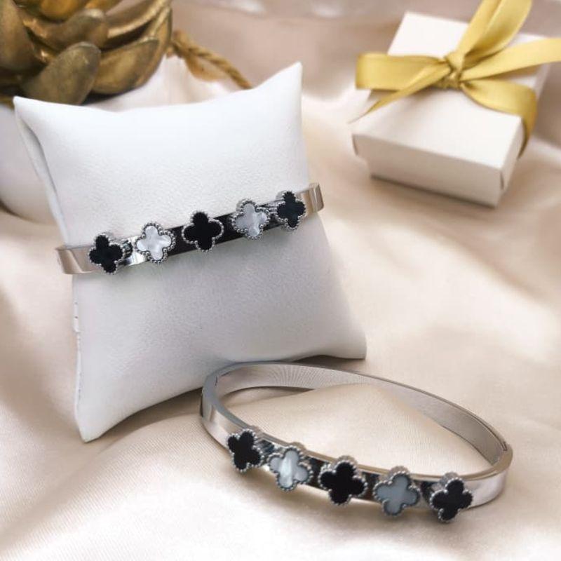 BRACELETE COM 3 TREVO PRETO E 2 TREVO BRANCO INTERCALANDO