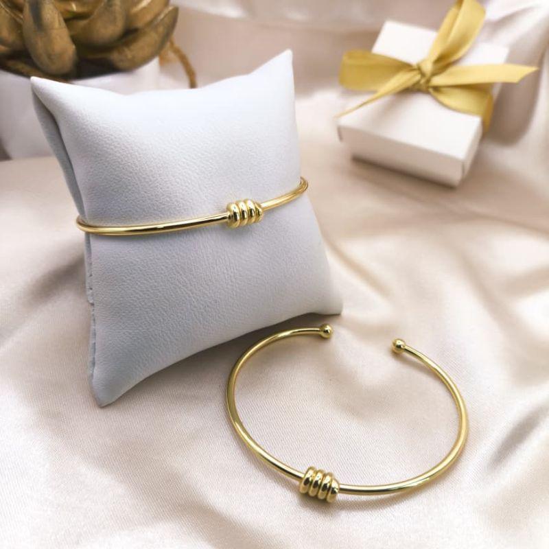 BRACELETE COM FIO ENRROLADO NO MEIO E ESFERAS NAS PONTAS